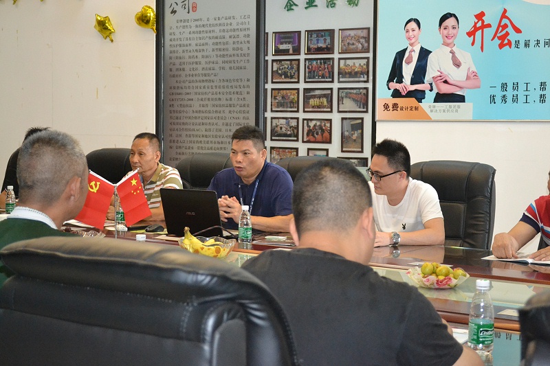 黄日荣董事长就医用面料展开深入的介绍